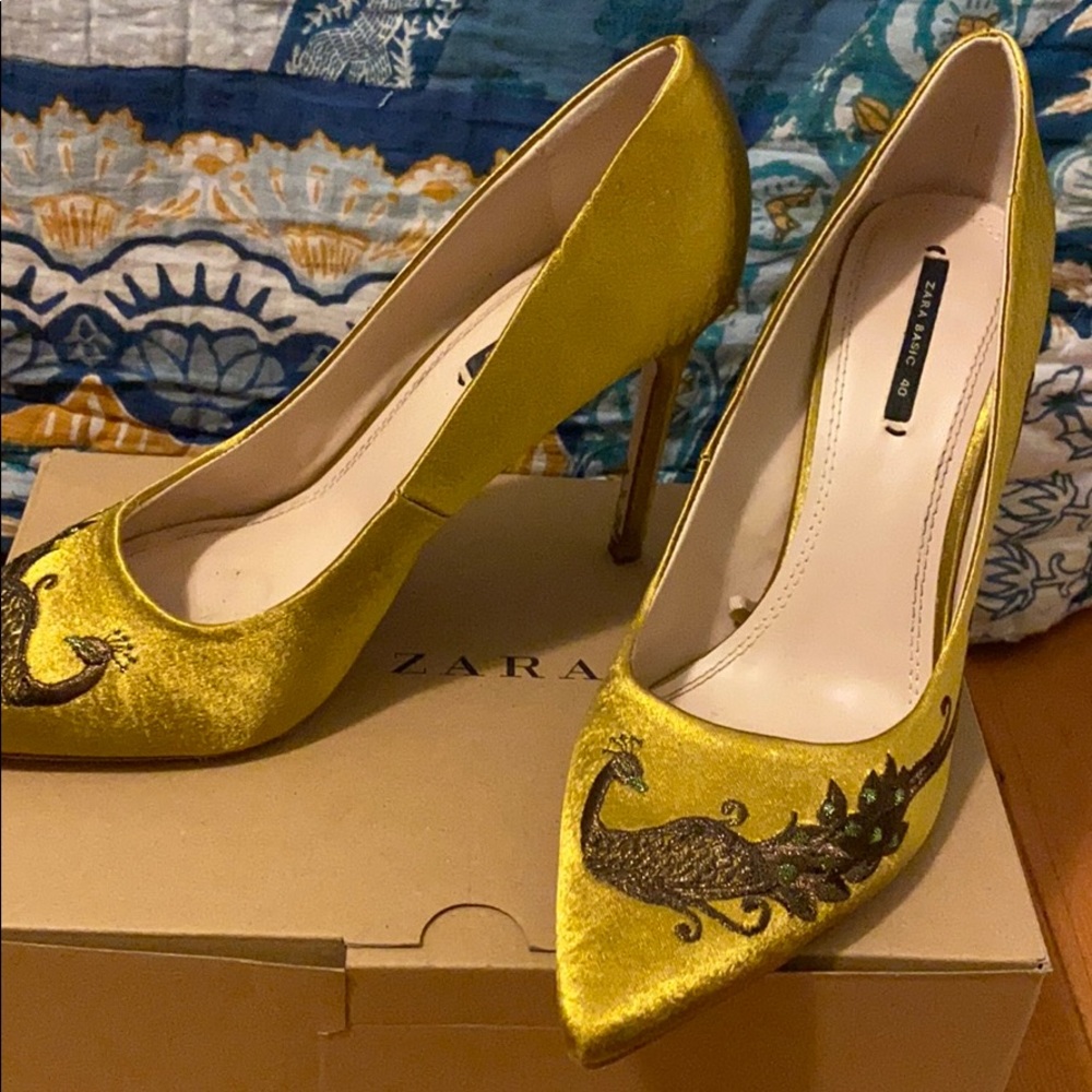 Zara 4” gold silk heels with Peacock 🦚 embroidery